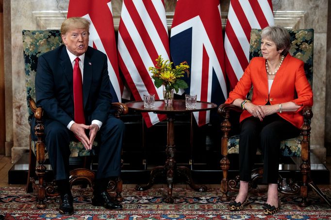 Donald Trump a Theresa Mayová ve Velké Británii.