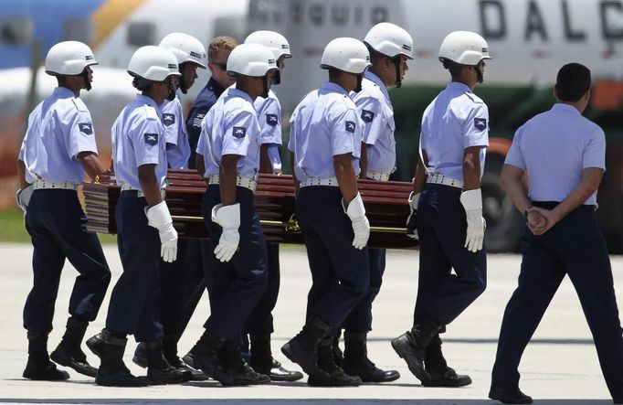 Members of the Brazilian Air Force carry the coffin of Oscar Niemeyer to load on an airplane before taking off from Rio de Janeiro's airport to Brasilia December 6, 2012. Niemeyer, a towering patriarch of modern architecture who shaped the look of modern Brazil and whose inventive, curved designs left their mark on cities worldwide, died late on Wednesday. He was 104. Niemeyer had been battling kidney and stomach ailments in a Rio de Janeiro hospital since early November. His death was the result of a lung infection developed this week, the hospital said, little more than a week before he would have turned 105. REUTERS/Stringer (BRAZIL - Tags: SOCIETY MILITARY OBITUARY) Published: Pro. 6, 2012, 3:45 odp.