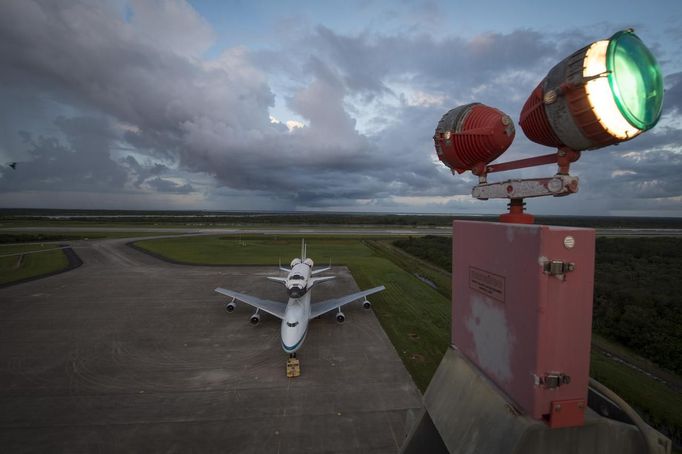 Space shuttle Endeavour is seen atop NASA's Shuttle Carrier Aircraft, or SCA, at the Shuttle Landing Facility at NASA's Kennedy Space Center in Cape Canaveral, Florida, September 17, 2012. The SCA, a modified 747 jetliner, will fly Endeavour to Los Angeles where it will be placed on public display at the California Science Center. This is the final ferry flight scheduled in the Space Shuttle Program era. REUTERS/NASA/Bill Ingalls/Handout (UNITED STATES - Tags: SCIENCE TECHNOLOGY) FOR EDITORIAL USE ONLY. NOT FOR SALE FOR MARKETING OR ADVERTISING CAMPAIGNS. THIS IMAGE HAS BEEN SUPPLIED BY A THIRD PARTY. IT IS DISTRIBUTED, EXACTLY AS RECEIVED BY REUTERS, AS A SERVICE TO CLIENTS Published: Zář. 17, 2012, 5:07 odp.