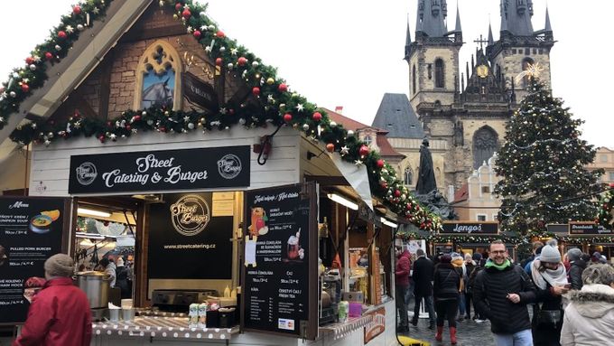 Ozdobené vafle i svařák za 40 korun. Vánoční trhy v Praze stojí za návštěvu