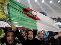 Mladé ženy s alžírskou vlajkou protestovaly na konci dubna proti islámskému radikalismu