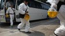 Rescue officials arrive at a public mortuary for identification of bodies following a boat accident in Hong Kong October 2, 2012. At least 36 people died and dozens were injured when a ferry carrying more than 120 people on a company outing collided with another ferry and sank near an island south of Hong Kong on Monday night in one of the city's worst maritime accidents. REUTERS/Bobby Yip (CHINA - Tags: DISASTER TRANSPORT) Published: Říj. 2, 2012, 3:45 dop.