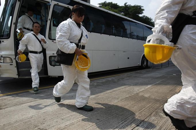 Rescue officials arrive at a public mortuary for identification of bodies following a boat accident in Hong Kong October 2, 2012. At least 36 people died and dozens were injured when a ferry carrying more than 120 people on a company outing collided with another ferry and sank near an island south of Hong Kong on Monday night in one of the city's worst maritime accidents. REUTERS/Bobby Yip (CHINA - Tags: DISASTER TRANSPORT) Published: Říj. 2, 2012, 3:45 dop.