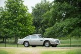 Tento konkrétní Aston Martin DB5 pochází z roku 1965. Celkem při natáčení filmu byly použity tři vozy – dva na záběry jízdy a jeden pro natáčení scén v interiéru.