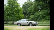 Tento konkrétní Aston Martin DB5 pochází z roku 1965. Celkem při natáčení filmu byly použity tři vozy – dva na záběry jízdy a jeden pro natáčení scén v interiéru.