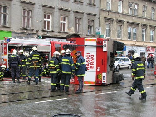 Nehoda hasičské cisterny v Brně