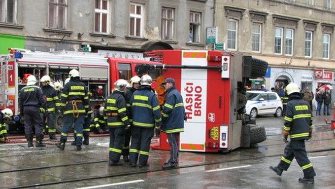Hasičská cisterna blokovala ve středu dopravu v centru Brna.