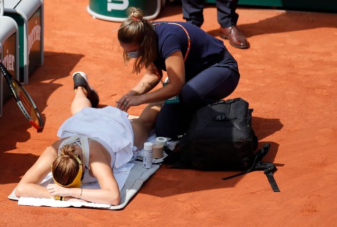 Anastasia Pavljučenkovová v péči fyzioterapeutky ve finále French Open s Barborou Krejčíkovou