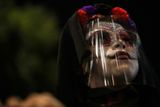 Žena v masce Catrina během protestu proti násilí na ženách. Demonstrace proběhly 1. listopadu v Mexico City.