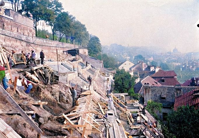 Pohled na stavební úpravy - zajišťovací práce na parkánech pod zahradou Na Valech. Cca 1930. Kolorováno.