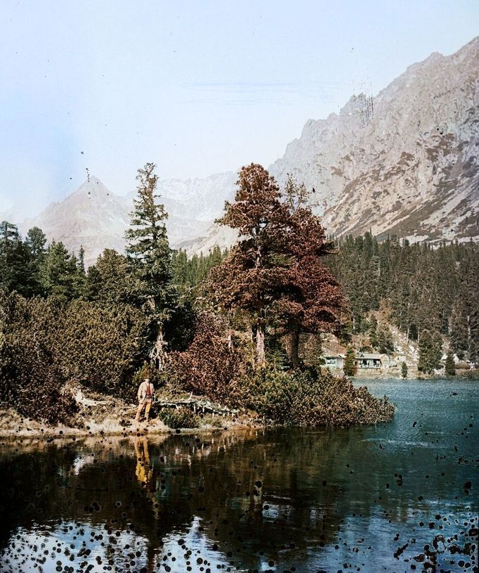 Popradské pleso, Vysoké Tatry, 1906. Kolorovaný archivní snímek z tatranského pohoří na Slovensku.