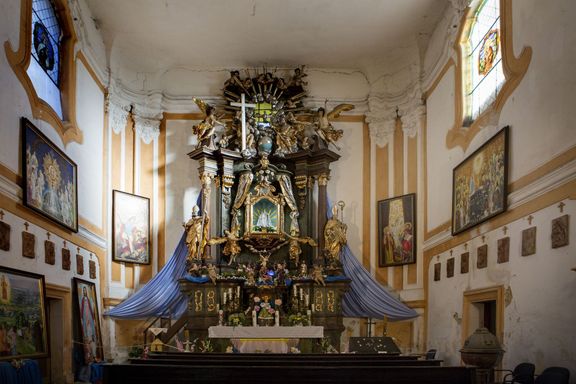 Oltář poutního kostela v Liběšicích.