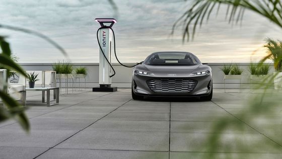 Audi Grandsphere: Vize luxusní elektrolimuzíny ujede sama 750 kilometrů bez dobíjení