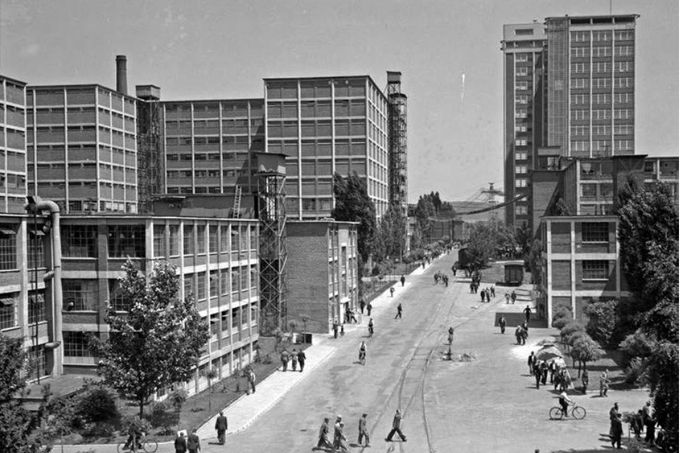 Zlín, hlavní ulice továrny, vlevo budova gumáren č. 42, blok budov 32–33 (centrální sklad obuvi), vpravo budovy 41, 31, 21, rok 1939.