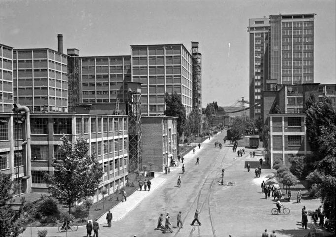 Zlín, hlavní ulice továrny, vlevo budova gumáren č. 42, blok budov 32–33 (centrální sklad obuvi), vpravo budovy 41, 31, 21, rok 1939.