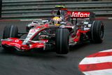 Lewis Hamilton s McLarenem projíždí divoce zatáčku na trati v Monaku.
