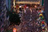 Ulice Hongkongu zaplnili lidé demonstrující za větší demokracii v bývalé britské kolonii.