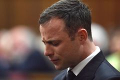 Žalobci chtějí vyšší trest pro atleta Pistoriuse. Šest let za vraždu je skandálně málo, protestují