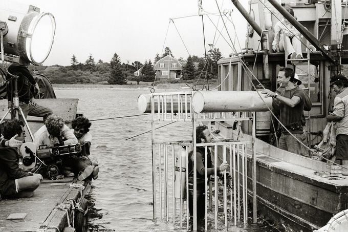 Roy Scheider a Richard Dreyfuss při natáčení thrilleru Jaws na lodi Orca, Martha's Vineyard, 1974
