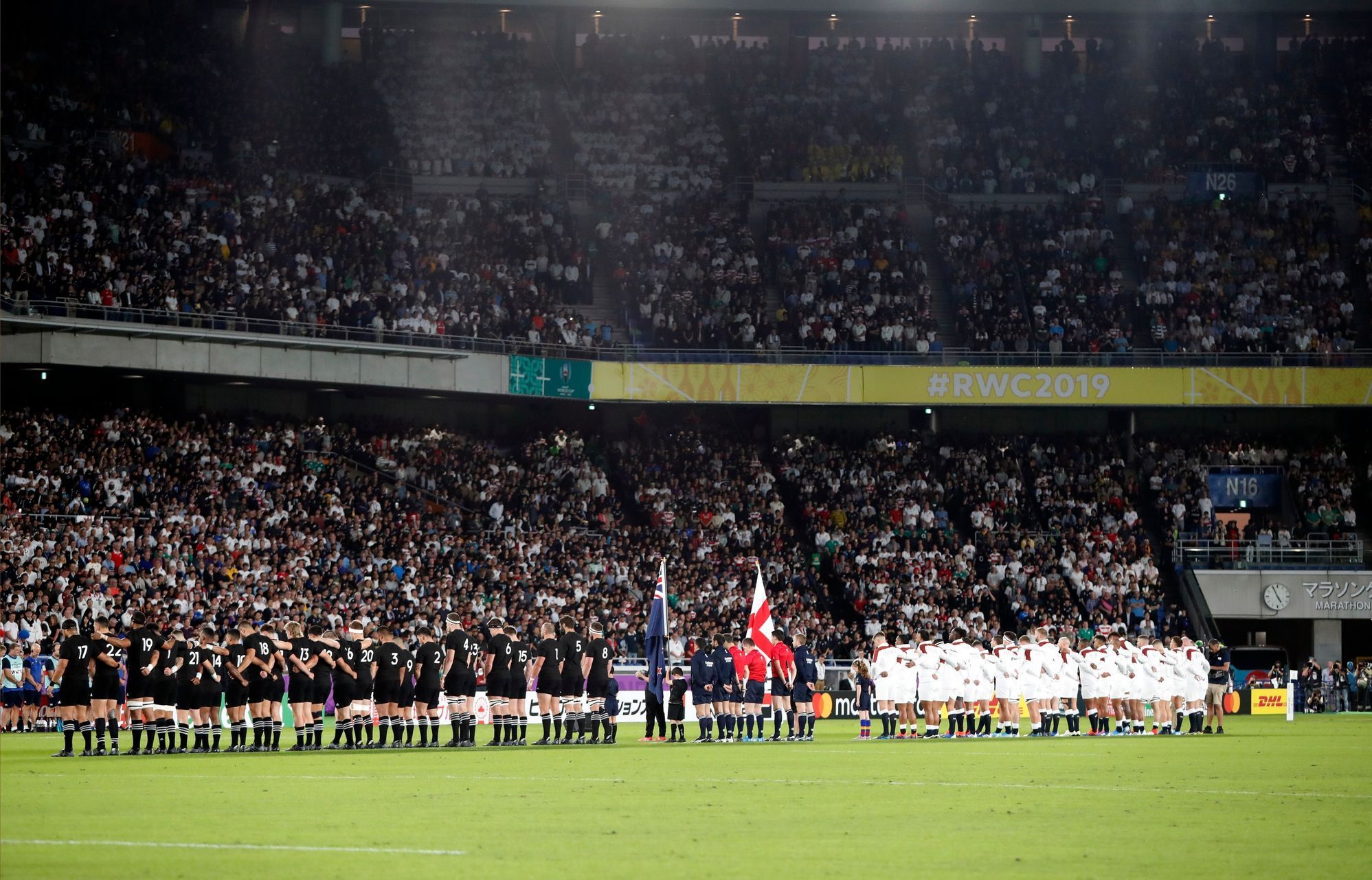 Semifinále MS v ragby 2019, Anglie - Nový Zéland: Oba týmy při hymnách na stadionu v Jokohamě