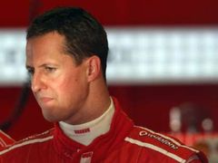 Zamyšlený Michael Schumacher v boxech Ferrari při testech na trati ve španělském Jerezu.