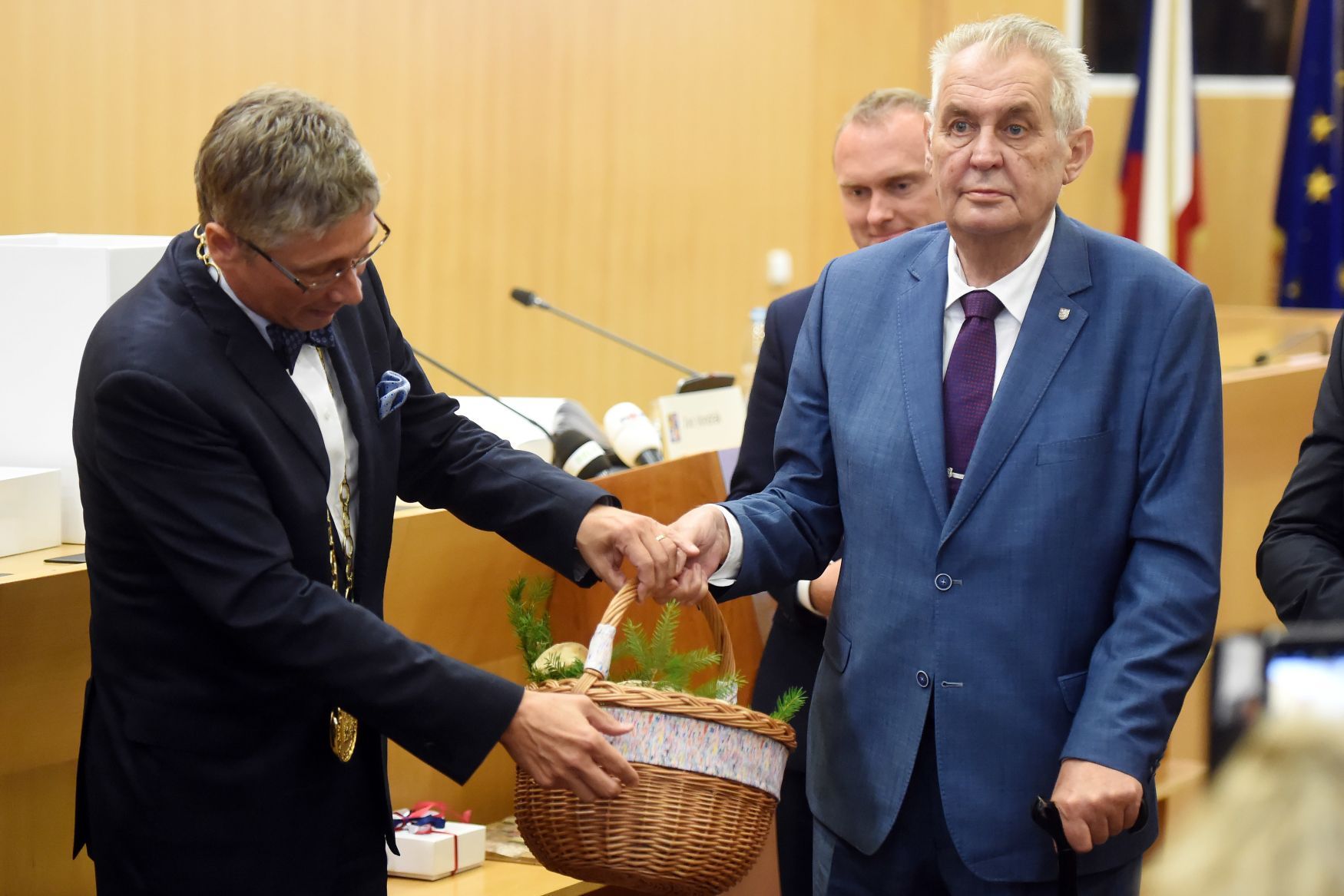 Miloš Zeman Ivo Vondrák košík hub dárek
