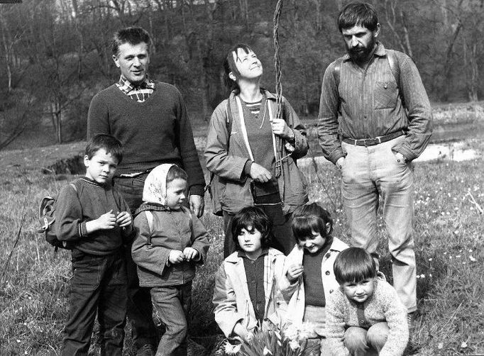 Velikonoce 1971 na Smědé u Černous se třemi vlastními dětmi (dole) a s rodinou Miloše Zapletala.