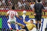 Tunisan Joahar Mnari střílí vedoucí gól Tuniska proti Španělsku, brankář Iker Casillas neměl proti jeho dorážce šanci.