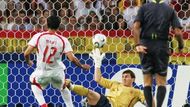 Tunisan Joahar Mnari střílí vedoucí gól Tuniska proti Španělsku, brankář Iker Casillas neměl proti jeho dorážce šanci.