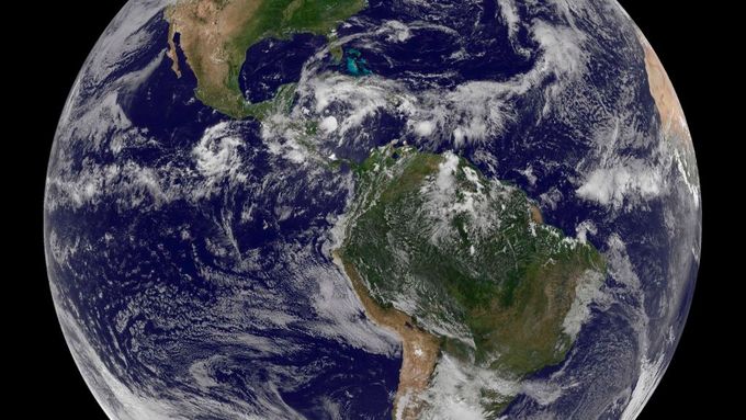 Pohled na planetu Zemi po dvou dnech chrlení chilské sopky. Prachový mrak je vidět ve spodní části obrázku.