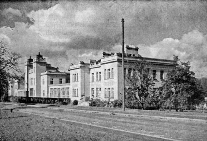 Sanatorium: Uprostřed společenská budova (divadlo) v areálu Ústavu pro choromyslné v Bohnicích u Prahy (dnešní Psychiatrická nemocnice Bohnice) v roce 1925.