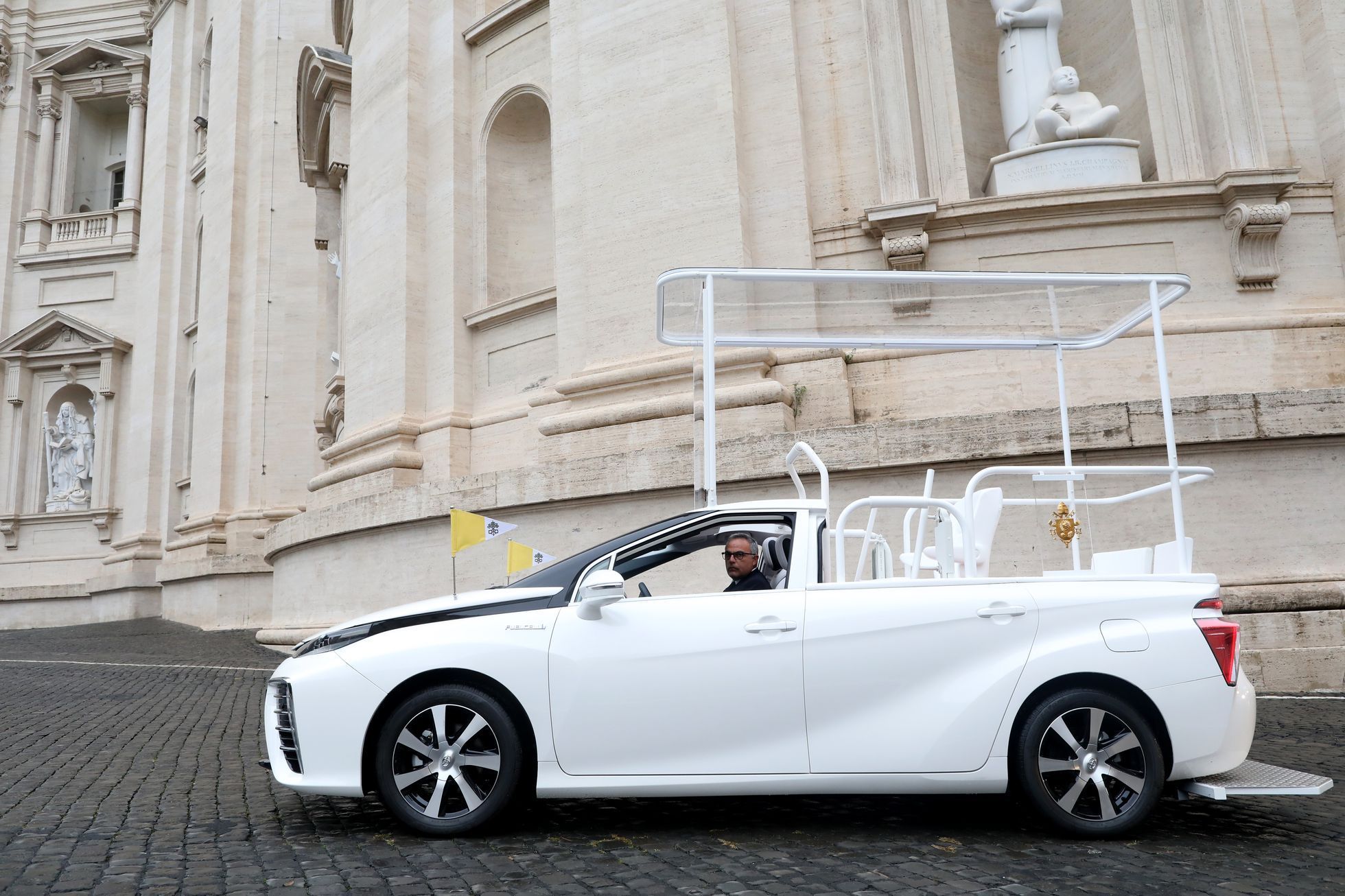Papež Toyota Mirai Papamobil