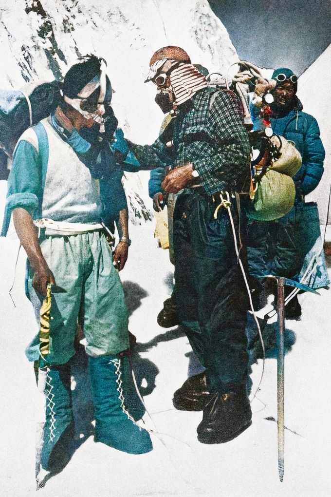 Edmund Hillary a šerpa Tenzing Norgay během expedice s cílem dobýt Mount Everest v květnu roku 1953. Kolorovaný snímek