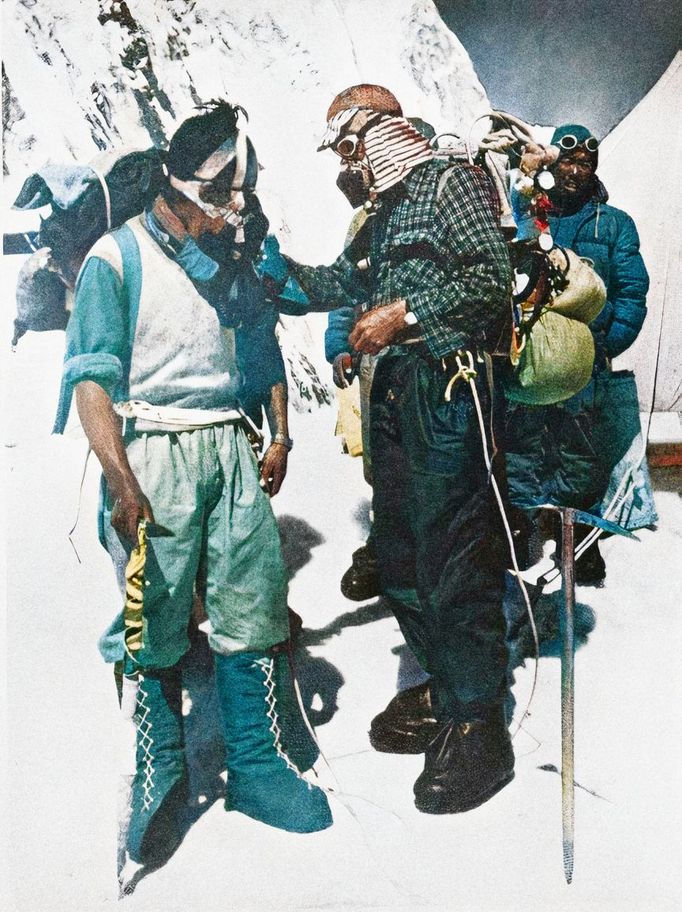 Edmund Hillary a šerpa Tenzing Norgay během expedice s cílem dobýt Mount Everest v květnu roku 1953. Kolorovaný snímek