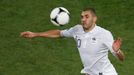 Karim Benzema si zpracovává míč během čtvrtfinálového utkání Španělska s Francií na Euru 2012.