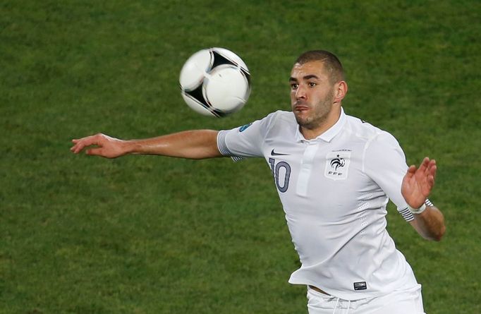 Karim Benzema si zpracovává míč během čtvrtfinálového utkání Španělska s Francií na Euru 2012.