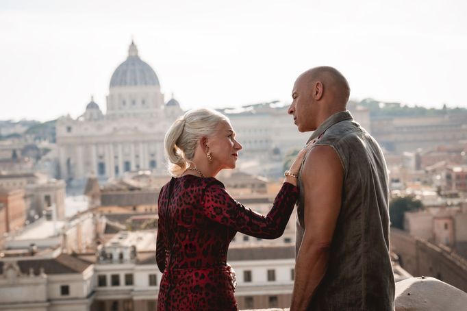 Helen Mirren jako Queenie a Vin Diesel v roli Dominica Toretta.