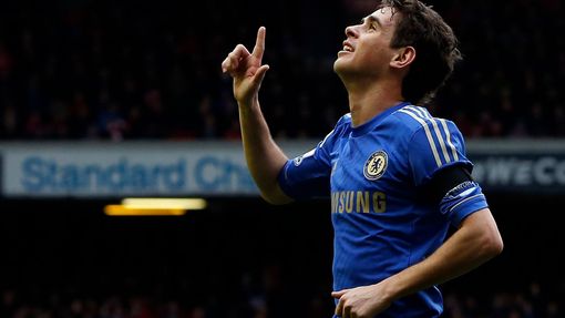 Oscar slaví gól Chelsea v utkání s Liverpoolem
