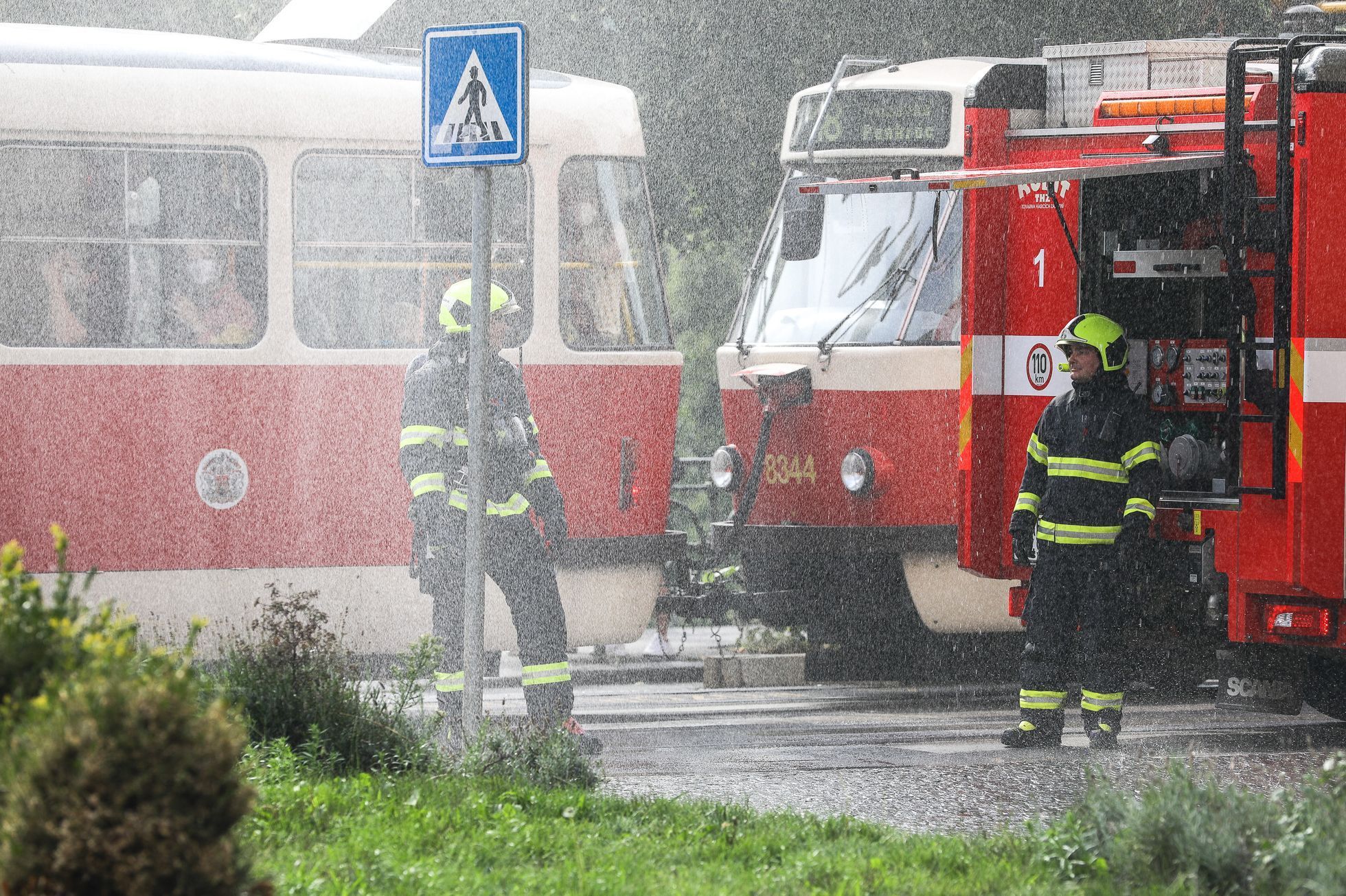 Ukázka požárního zásahu při příležitosti 140 let od požáru Národního divadla, hasiči, hašení