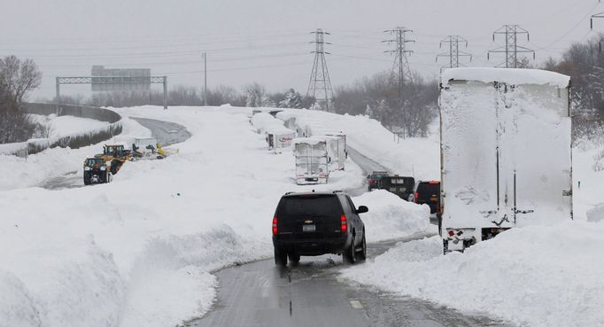 Doprovod newyorského guvernéra Andrewa Cuomo na dálnici I-190 vyrazil na průzkum oblasti ve West Seneca, New York