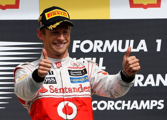 Britský jezdec F1 Jenson Button se raduje z vítězství ve Velké ceně Belgie 2012.