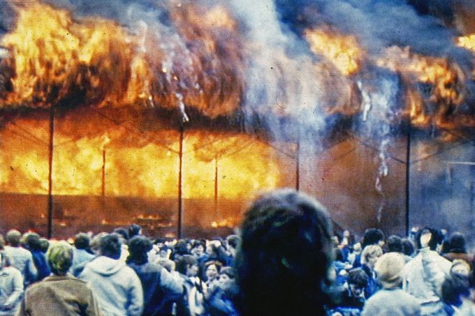 Neštěstí na stadiónu Bradford City v Anglii v roce 1985. Archivní snímek dokumentující sportovní tragédii.