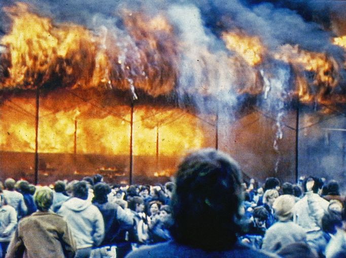 Neštěstí na stadiónu Bradford City v Anglii v roce 1985. Archivní snímek dokumentující sportovní tragédii.