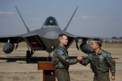 USA reagují na zbrojní zkoušky KLDR. Na obranu Jižní Koreje vyslaly "neviditelné" stíhačky F-22