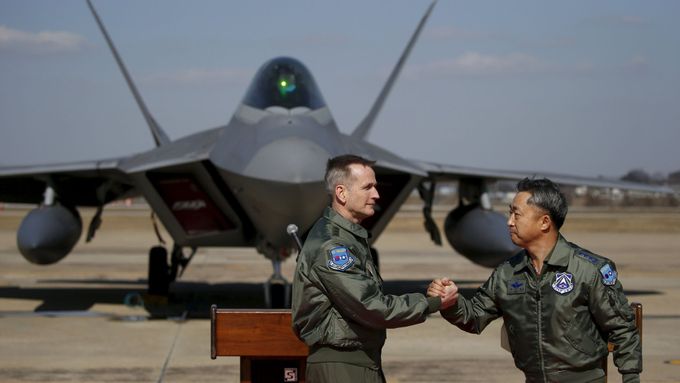 Stíhačky F-22 vyslané do Jižní Koreje mají demonstrovat sílu, kterou USA mohou využít na obranu proti agresi KLDR.