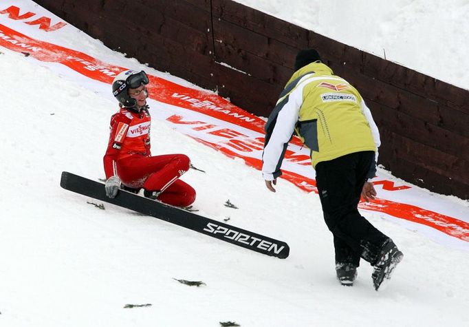 Hned první oficiální tréninkový skok první závodnice skončil pádem. Dvanáctiletá Natálie Dejmková se po několik desítek metrů svezla po dopadovém svahu, ale zvedla se a odešla bez zranění. Trenér Sakala jí přesto poté další start na mistrovství zakázal.