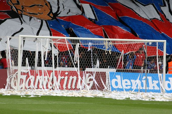 Fotbaloví fanoušci Plzně slaví vítězství v utkání se Spartou Praha v utkání sedmého kola Gambrinus ligy 2012/13.