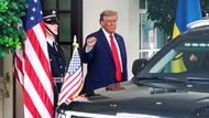 Prosadí svou vůli? Donald Trump svým typickým gestem vítá ukrajinského prezidenta Volodymyra Zelenského na jednání o Ukrajině v oválné pracovně Bílého domu.