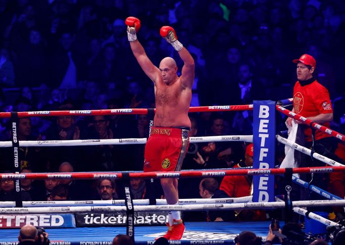 Tyson Fury slaví triumf nad Derekem Chisorou v zápase o titul šampiona WBC