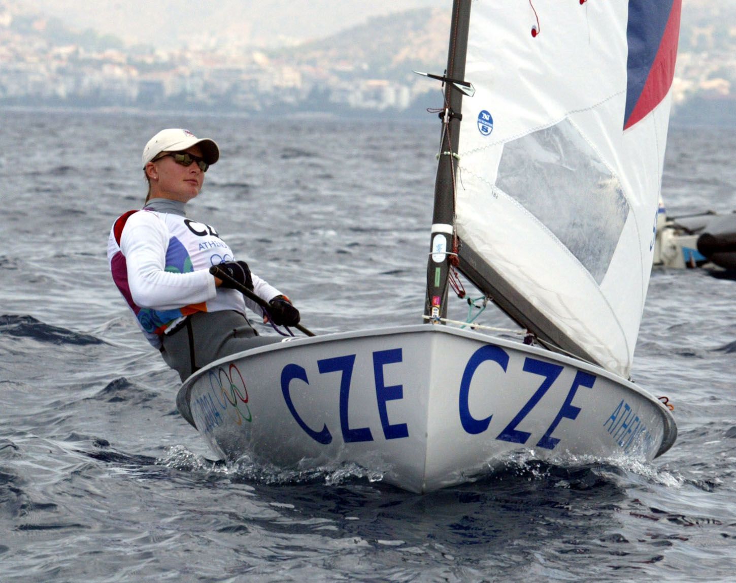Česká jachtařka Lenka Šmídová během stříbrného závodu na LOH 2004 v Athénách.